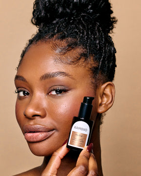 Ultra fine essence-serum for hydration, moisture, targets imperfections, blemishes, promote healthy, radiant skin. Made with African Rooibos tea extract, Flower acids from Hibiscus, Green tea leaf extract, Turmeric extract, Rose hydrosol, Neroli hydrosol, Licorice extract. Made in Canada. Woman-owned business, Beautyheroes, BIPOC-founded brand, Detox Market. Cruelty-free, Essential-oil free, clean beauty, green beauty, sensitive skin, dry skin, mature skincare, oily skin, dull and lackluster skin.